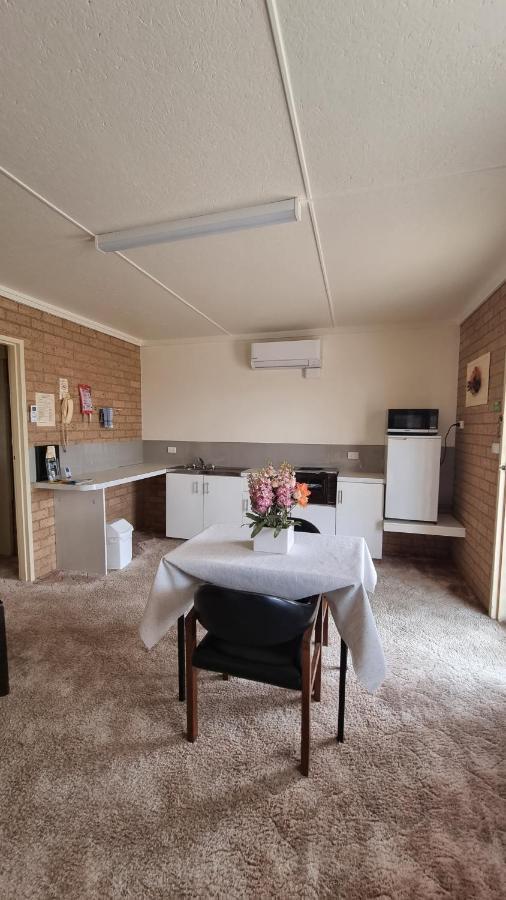 Lone Pine Motel Корова Екстериор снимка