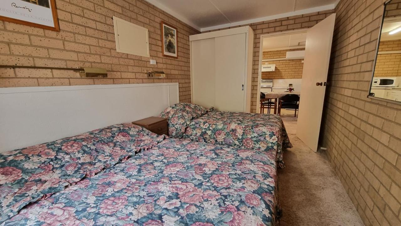 Lone Pine Motel Корова Екстериор снимка