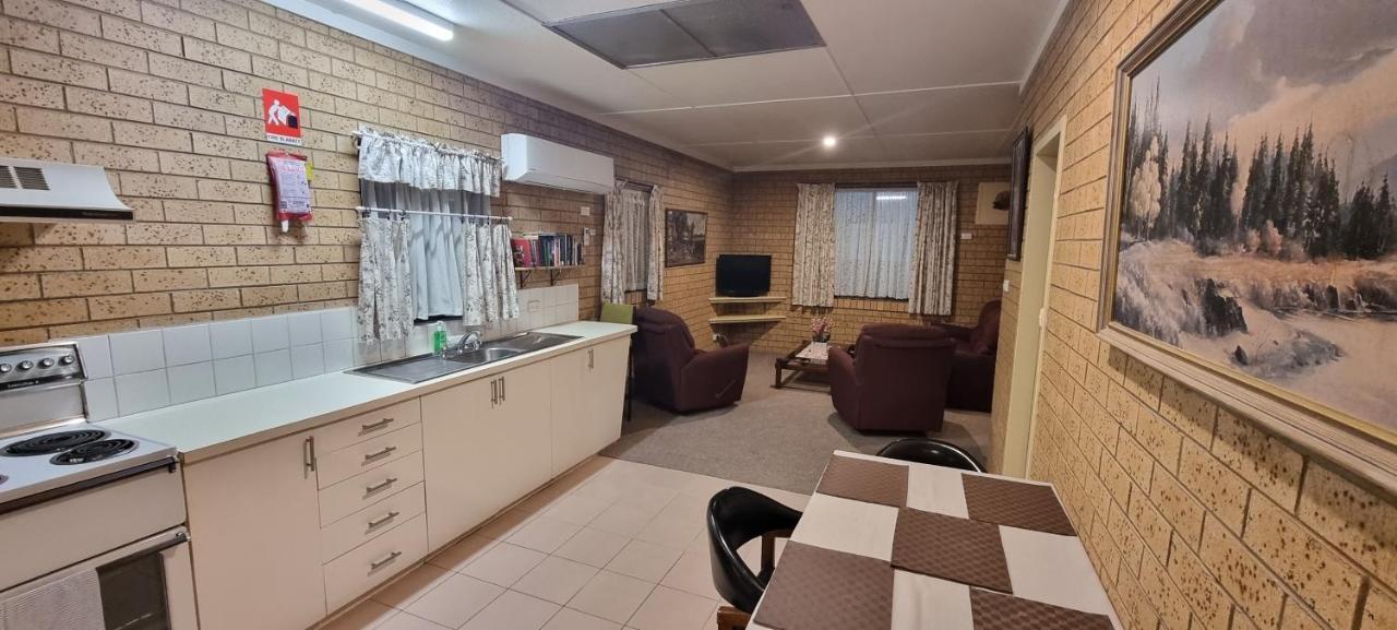 Lone Pine Motel Корова Екстериор снимка