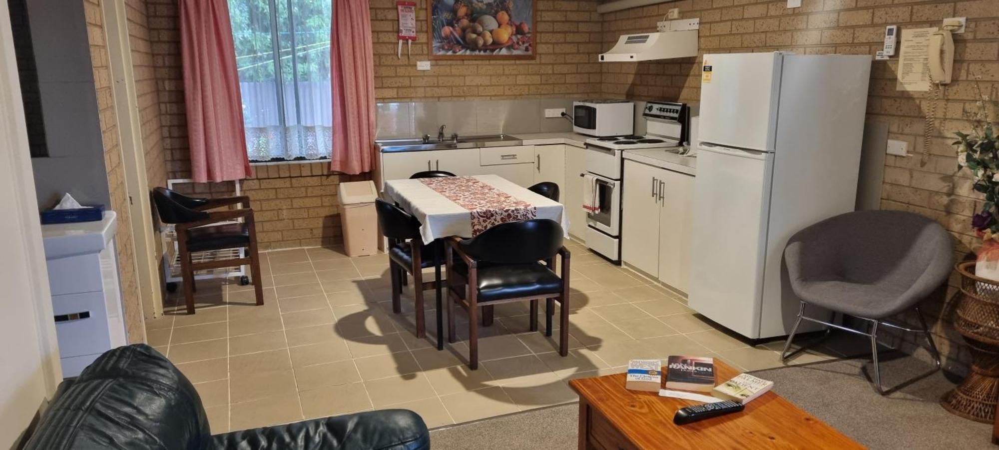 Lone Pine Motel Корова Екстериор снимка