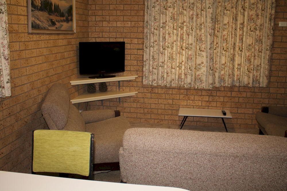 Lone Pine Motel Корова Екстериор снимка