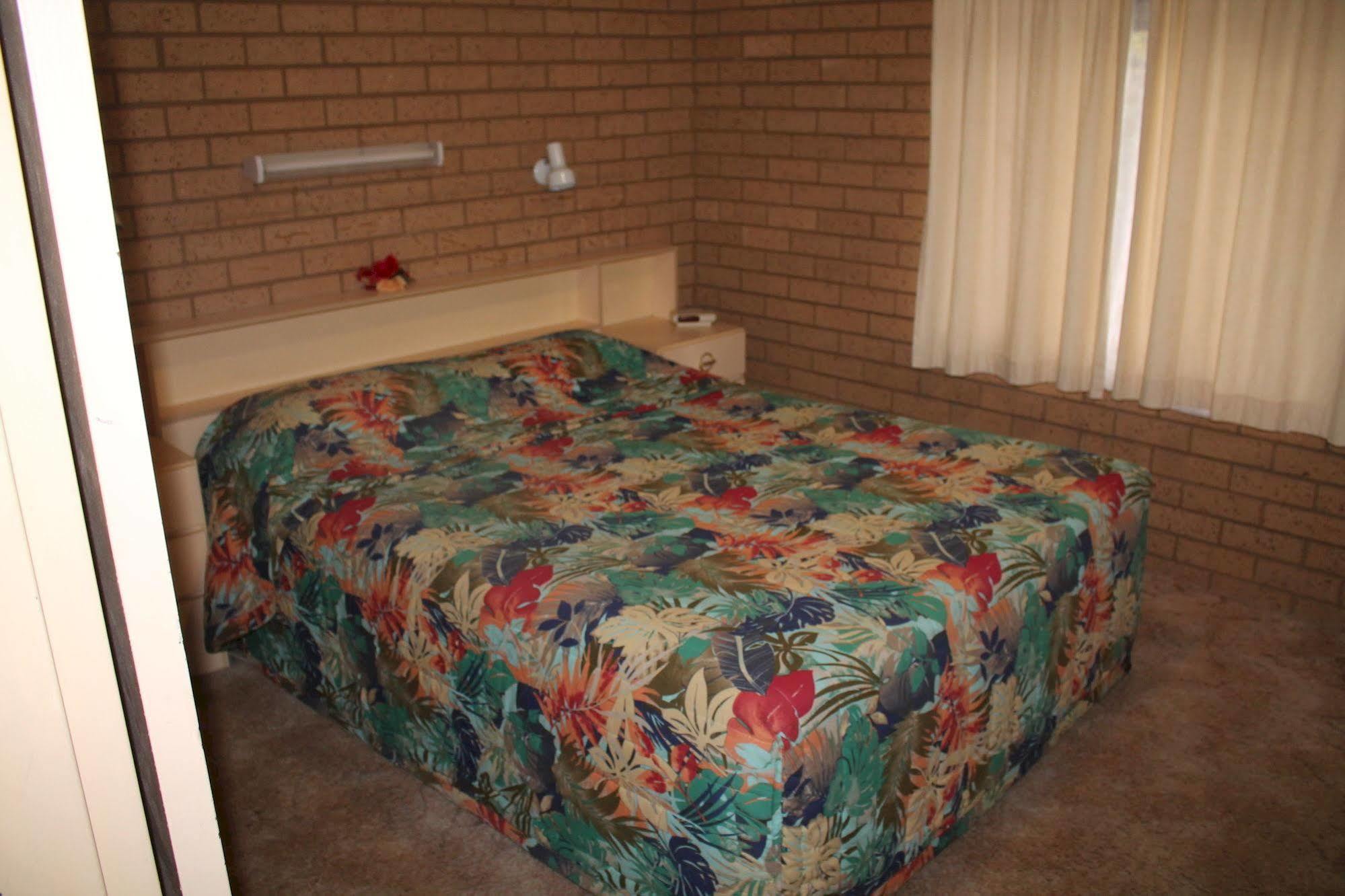 Lone Pine Motel Корова Екстериор снимка