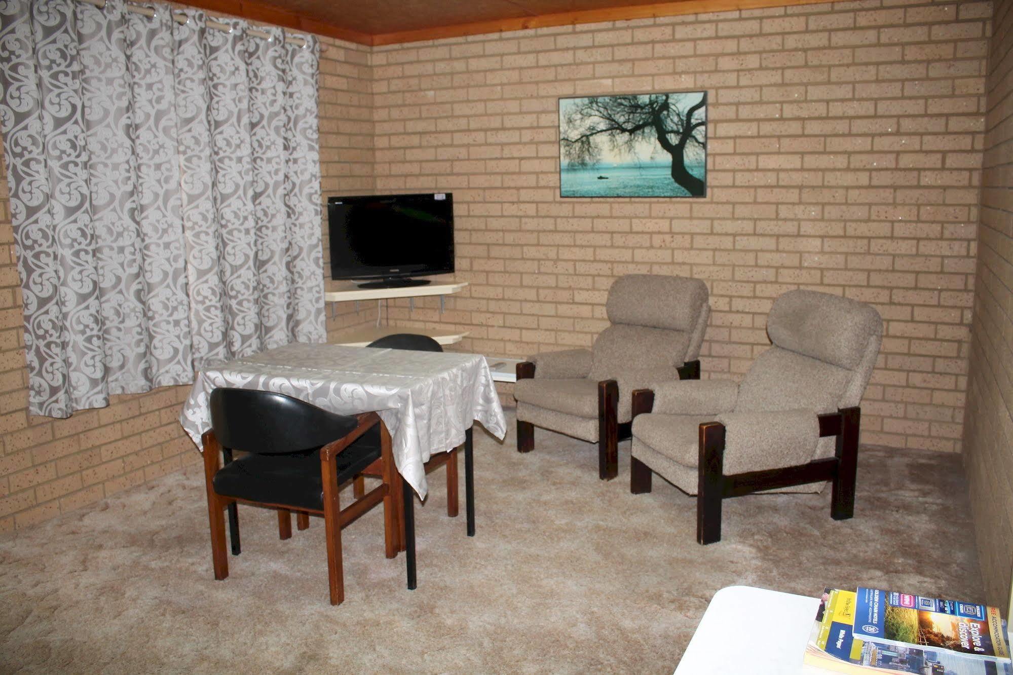 Lone Pine Motel Корова Екстериор снимка