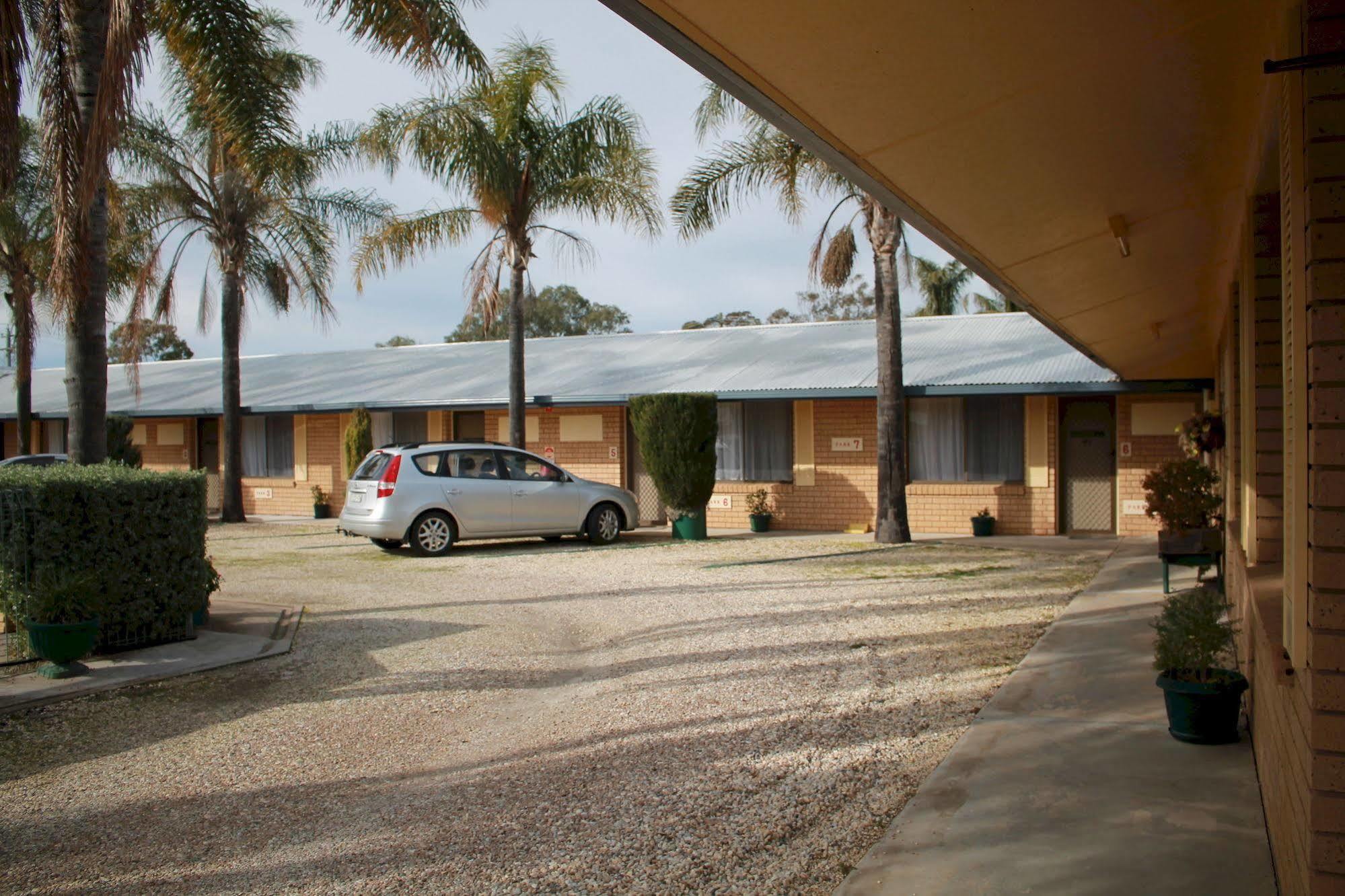 Lone Pine Motel Корова Екстериор снимка