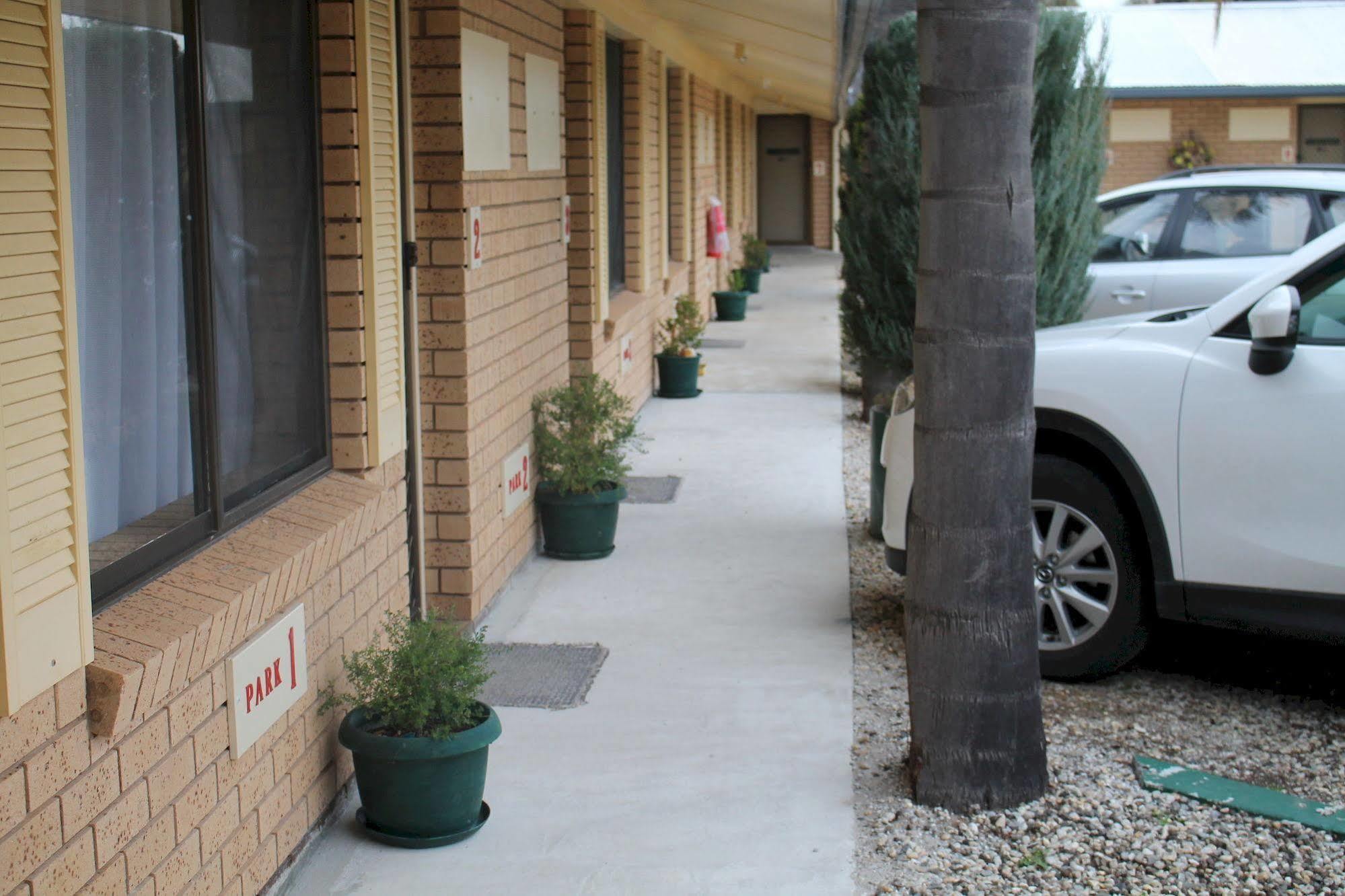 Lone Pine Motel Корова Екстериор снимка