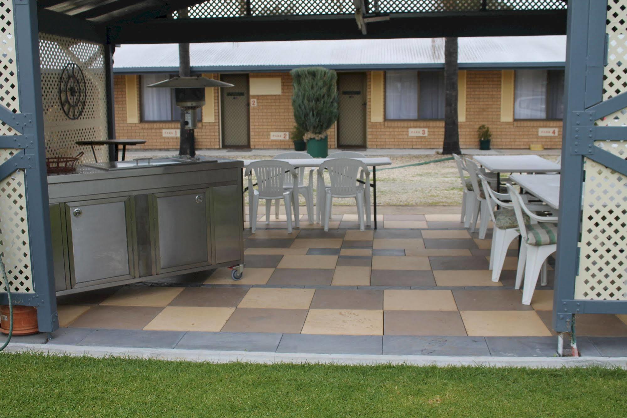 Lone Pine Motel Корова Екстериор снимка