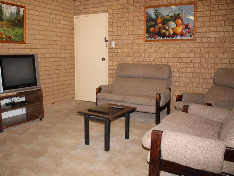 Lone Pine Motel Корова Екстериор снимка