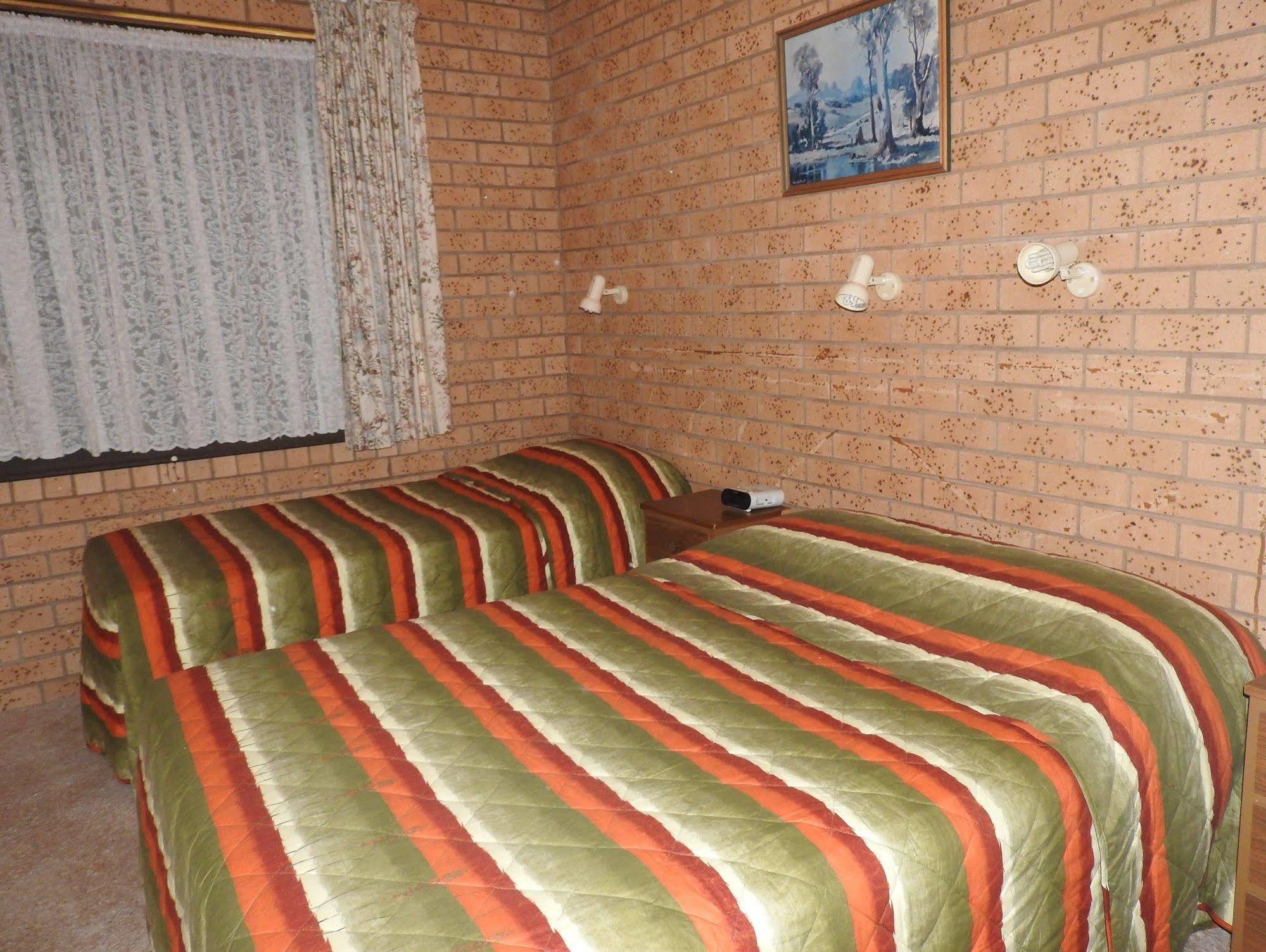 Lone Pine Motel Корова Екстериор снимка