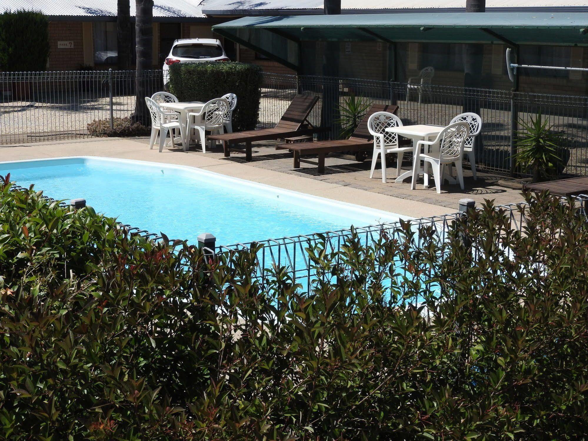 Lone Pine Motel Корова Екстериор снимка